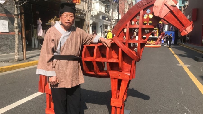 宝山榫卯木马“炸街”张园，年轻人追着问“钉子呢”，肖战也啧啧称奇