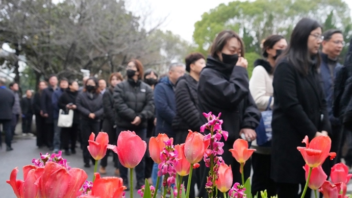 申城微雨送于漪！首届学生年近9旬，从北京坐高铁来和老师道别
