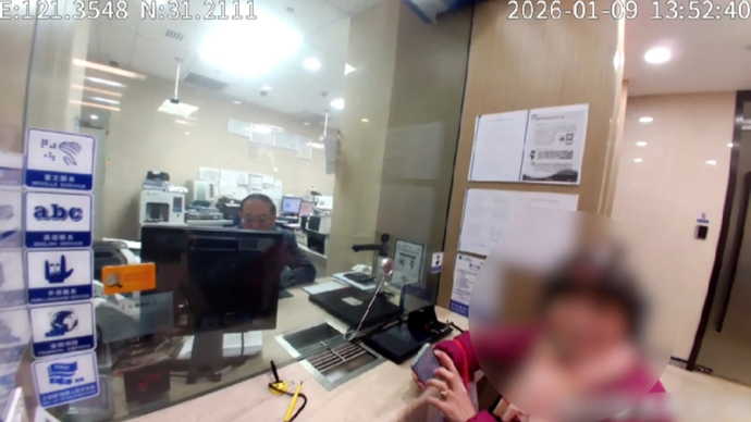 “我很精的，不会被骗”！话音刚落，69岁阿婆差点把24万元白送给骗子