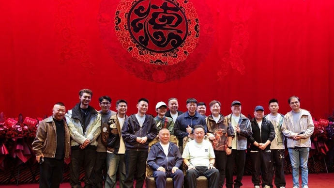 德云社上海分社首演谢幕，郭德纲笑侃秦霄贤有托儿