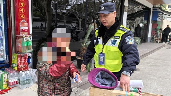 松江警方依托“五个半天”工作机制，救助多位社区居民