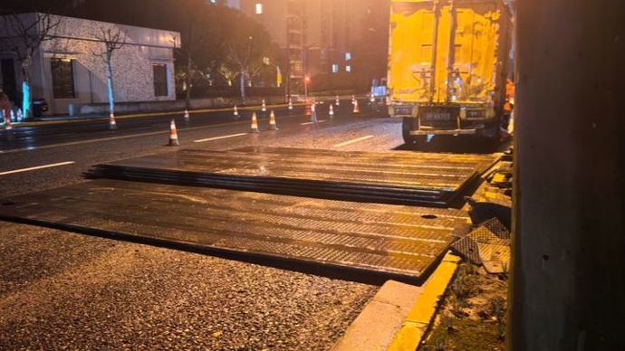 凌晨3点以为“打雷了”！普陀一道路夜间施工后，钢板成扰民源头