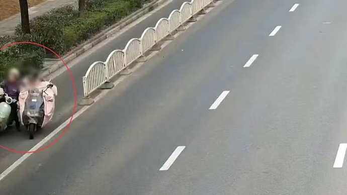 男子骑电动自行车肇事后逃逸，为逃避处罚故意遮挡号牌