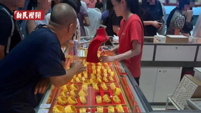 金价跌麻了！一觉醒来，黄金挂坠亏了2000元；有人连续抄底7天越买越套