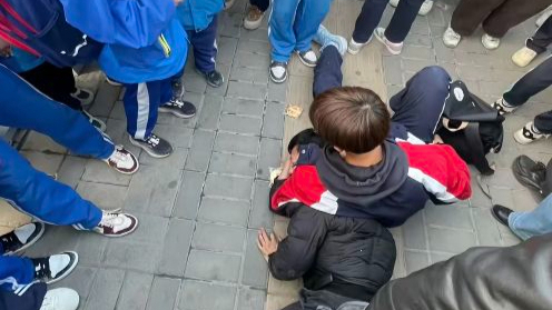 一醉汉在公交车上猥亵、殴打他人，高中生出手勇斗嫌犯！警方通报，学校回应