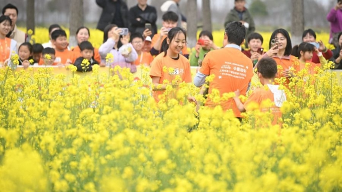 徐霞客出发地迎十周年田园跑，300组家庭跑进小昆山千亩油菜花海