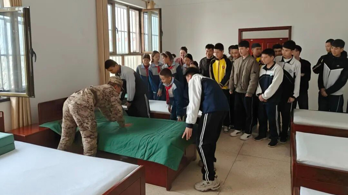 巴楚县小胡杨举办青少年进军营参观体验活动