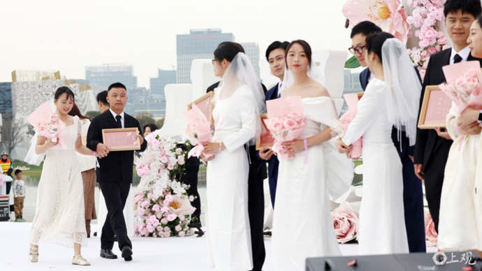 【场面】双子山下，上海百对新人喜结连理