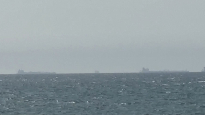 一艘泰国油轮安全通过霍尔木兹海峡