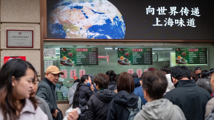 一口尝尽江南春！上海老字号青团迎销售高峰，连海外游客也加入排队行列