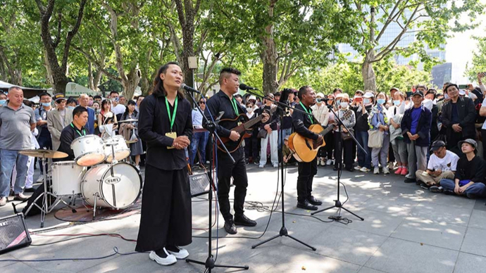 新民艺评｜朱光：为何上海的街头艺人可以坚持12年？
