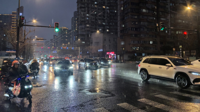 平时清清楚楚，雨夜若有若无！本市部分路段车道线雨夜不反光带来安全隐患