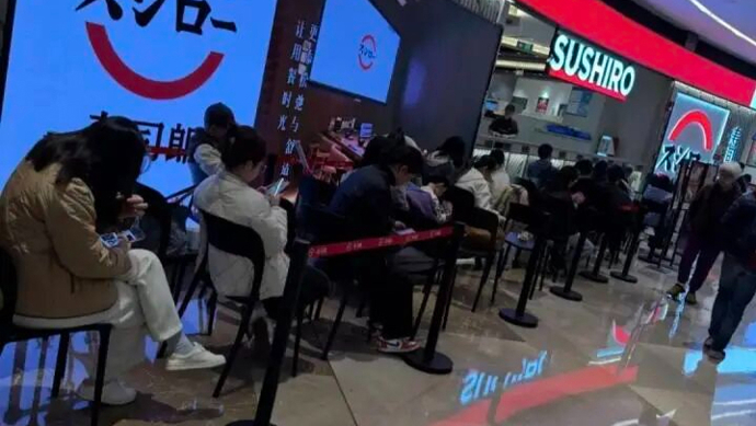 前方等位3000桌，黄牛叫价300元/号！这家店新规：就餐凭SIM卡尾号