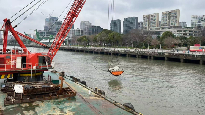 黄浦江龙华湾有船倾倒渣土？上海首次以“抛石”方式整治河弯航道