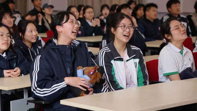 留学前先上反诈课：上海警方走进华师大二附中
