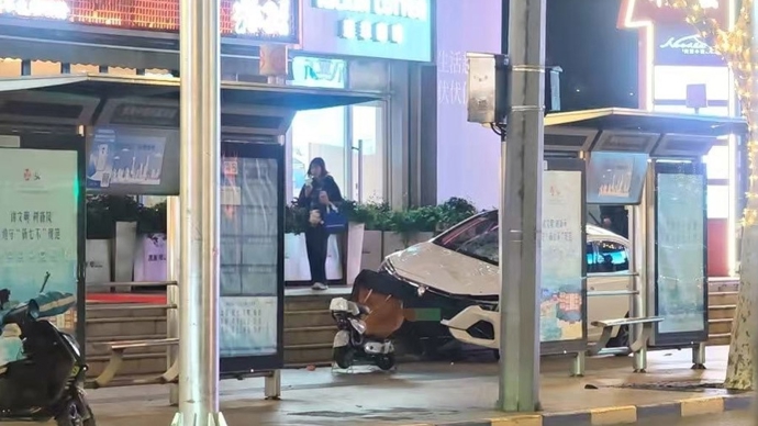 今晚淮海中路近柳林路发生交通事故 伤者已送医救治
