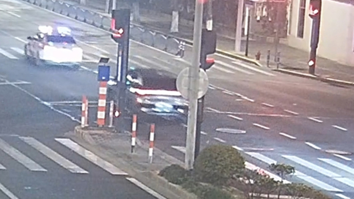 等孩子满月，我一定带着喜糖去交警队！迷雾中的生命护航：民警开道助产妇就医