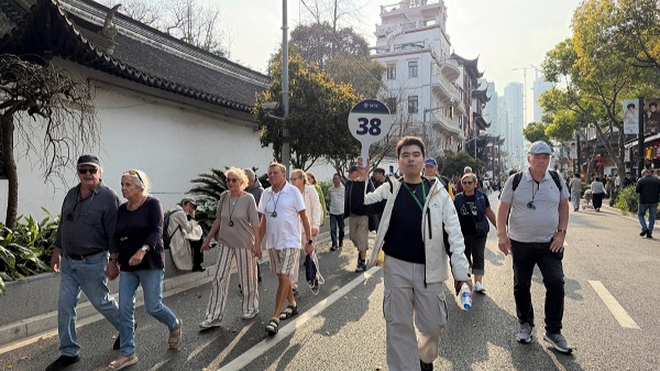 吴淞口邮轮港迎来今年首次“三船同靠”，5500余名国际游客同日打卡上海