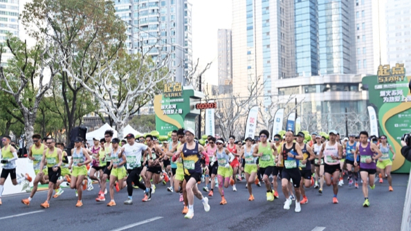 跑者与城市同频共振，苏河半马“秀”出生活质感