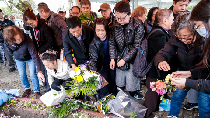 花落成春化永恒，八位上海市民举行集体花坛葬礼