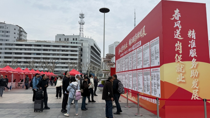 80家企业招聘8000余人，一下火车就来求职
