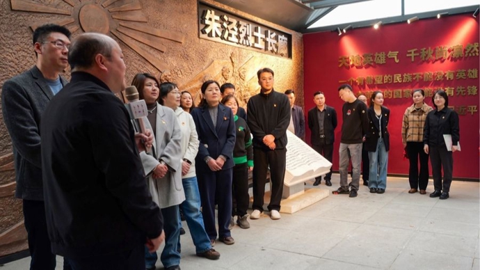 在烈士墓前听一堂“政绩观”微党课，沪郊朱泾清明主题活动这样赓续红色血脉
