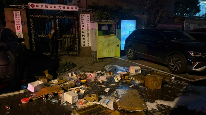 杨浦街头：这种机器突然冒烟，周边车辆险些遭殃