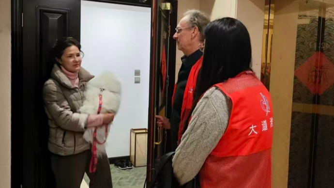 浦东外国居民增多，不仅乐于参加社区活动，还主动当起社区干部“洋助理”