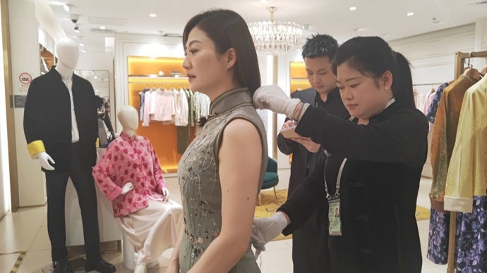 “上海定制”神操作：外籍旅客浦东机场转机，海派旗袍“逆行”送全套服务