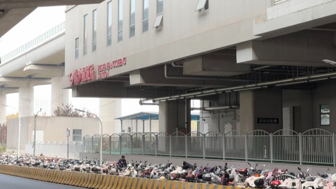 上海这个地铁站被非机动车“围困”多年，斑马线、二次过街通道都被停满