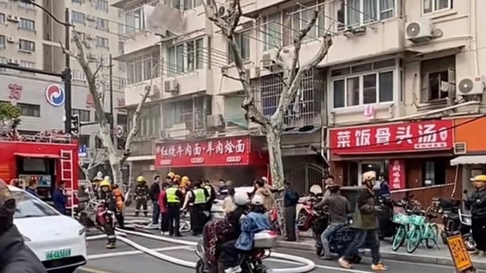 今天下午蒙自路近斜土路一沿街商铺起火 幸无人员伤亡