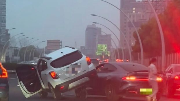 晚高峰中环内圈：SUV“骑”上轿车