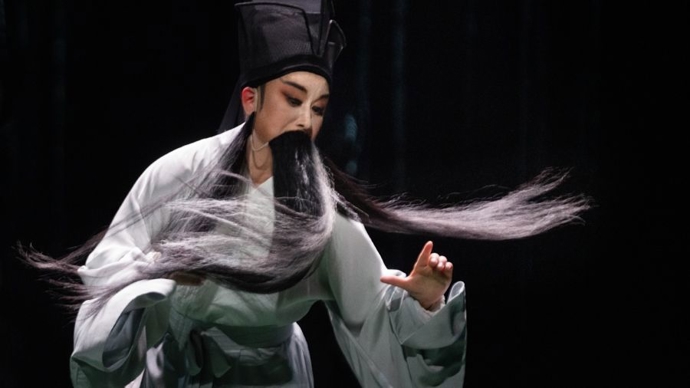 茅威涛《苏东坡》参加首届梅花奖国际化优秀剧目展演，回应“髯口”热议