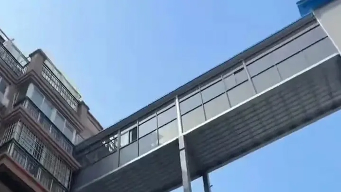 小区楼栋加装电梯只到1个楼层！这家住户有实力？真相出人意料，网友热议