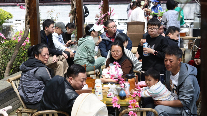 上海陷入“花花世界”，一场场节庆如何留住远道而来的游客