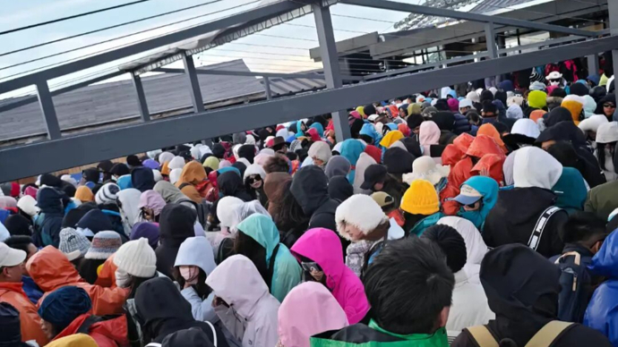大量游客滞留云南玉龙雪山山顶数小时，有游客出现呕吐失温症状，景区回应