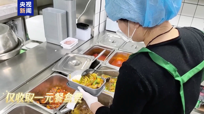 这家盒饭店每天闭餐后都排起长队，网友：就该你发财