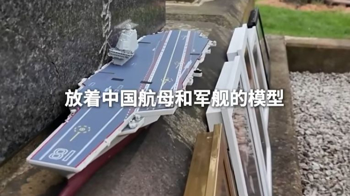 中国驻曼彻斯特总领事在英为北洋水师水兵扫墓，墓碑前放中国航母和军舰模型