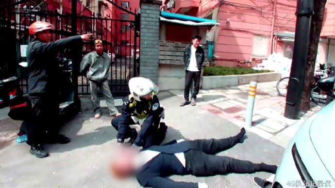 上海街头一市民突发癫痫，施救中交警手指被咬到指甲脱落仍不松手