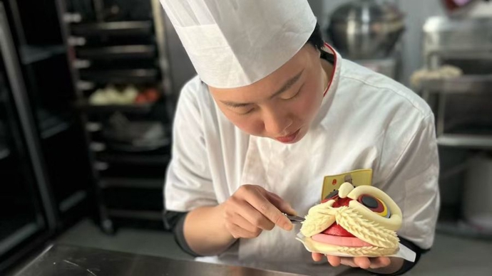 上海00后食堂点心师拍视频走红：走在路上都有人认出我