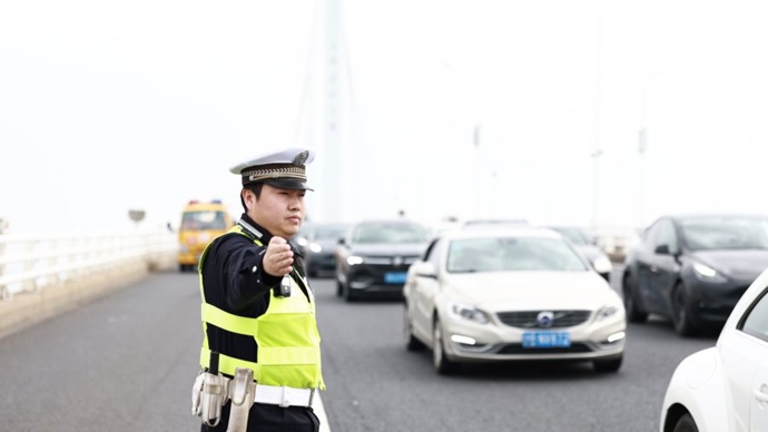 清明返程高峰迎来大车流，崇明公安“空地一体”护航G40
