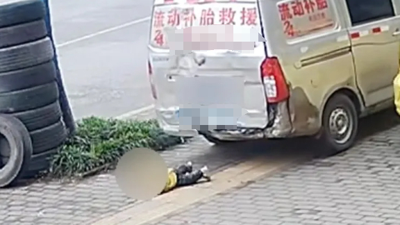 爸爸开面包车撞倒自家1岁宝宝！这类疏忽导致事故的受害者多为儿童，紧急提醒