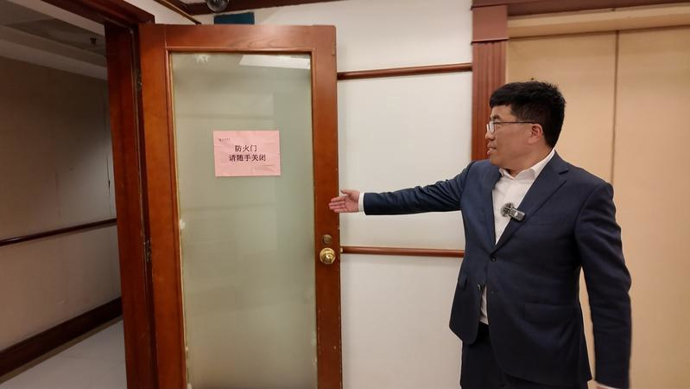 与代表委员重返现场｜这扇门攸关生命！记者跟随人大代表连爬3幢高楼发现……