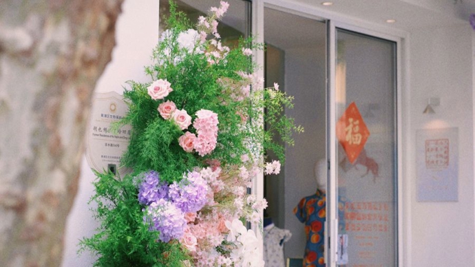 上海市中心小马路花团锦簇，一众小店率先迎来上海国际花卉节消费红利