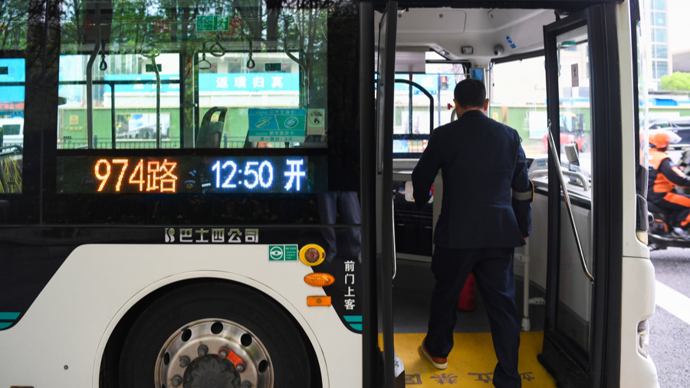 这条公交线路搞“新花样”破解乘客“盲等”难题，有望全市推广
