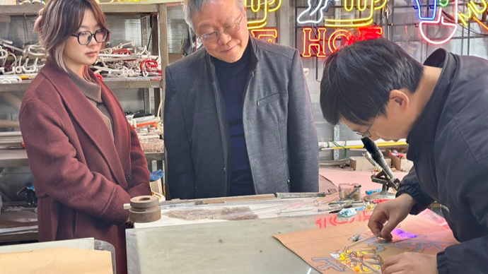 上海滩“霓虹守望者” | 新民特稿