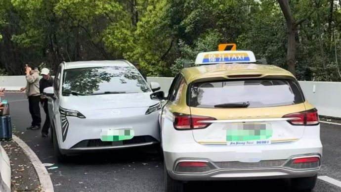 虹桥火车站蓄车场内两车相撞，逆行引发