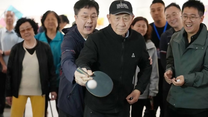 世界冠军教认知障碍老人打乒乓，乒乓球嘉年华的这一幕暖了整个春天