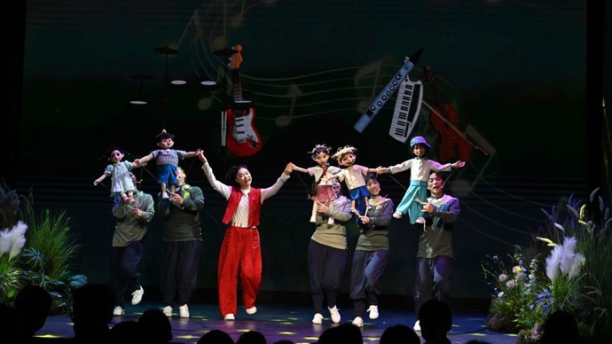 在流量与打赏中迷失方向后又找回初心，木偶音乐剧《花儿与少年》首演