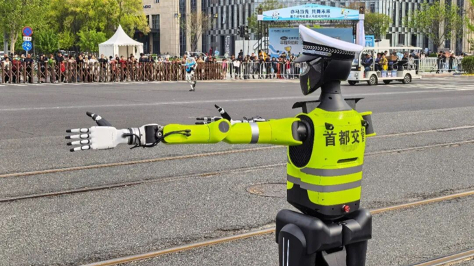 北京首个交警机器人亮相街头